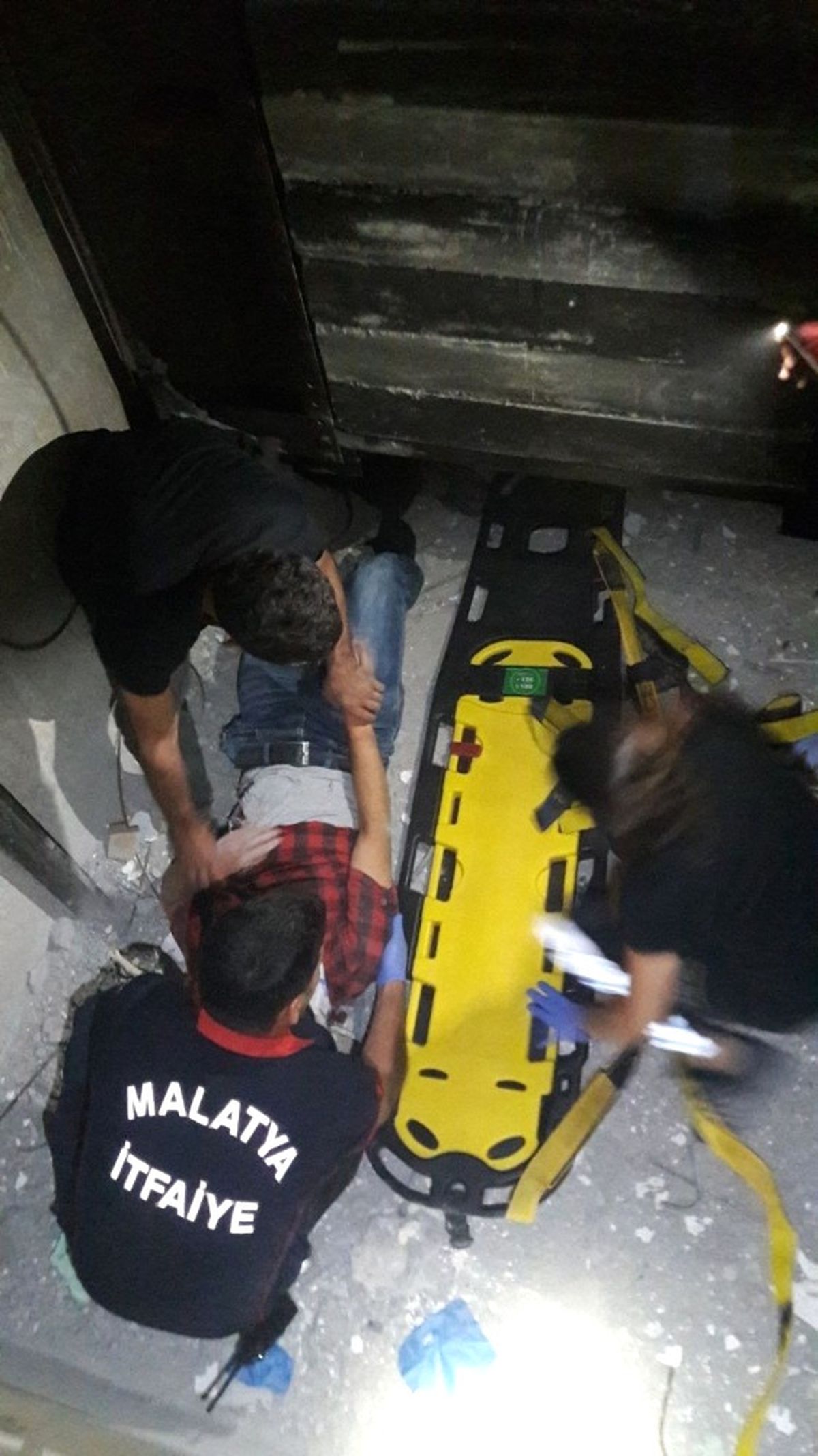 Asansör Boşluğuna Düşen İşçi Yaralandı
