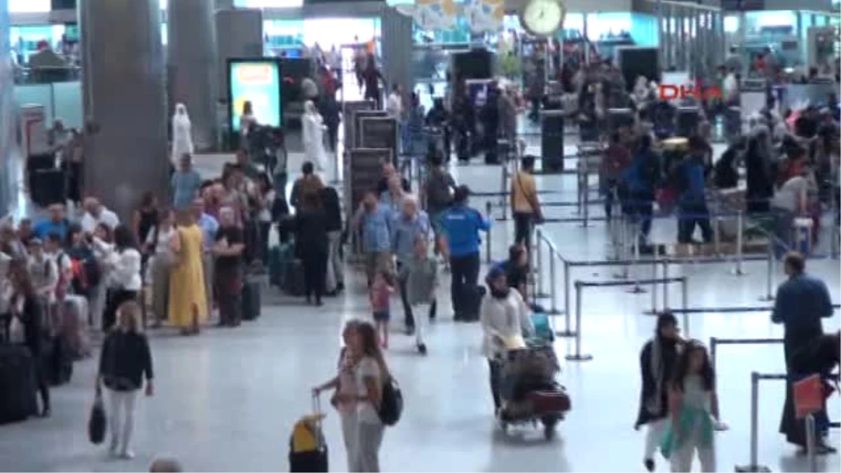 Atatürk Havalimanı\'nda Bayram Yoğunluğu Sürüyor