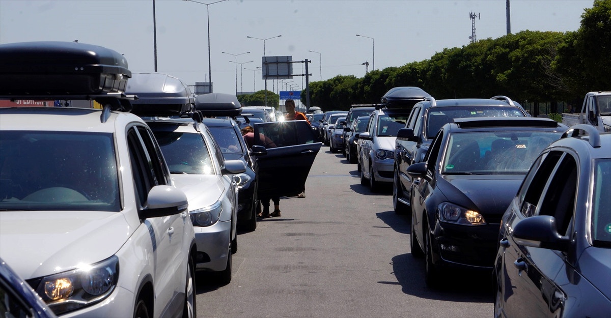 Avrupa\'ya Açılan Kapılarda Dönüş Trafiği Sürüyor