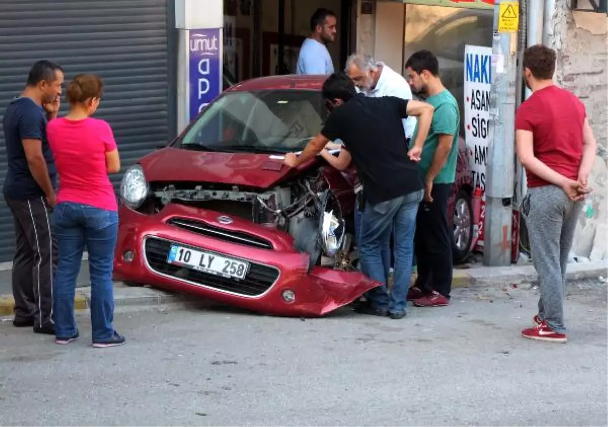 Freni Boşalan Kamyon Park Halindeki Otomobile Çarptı