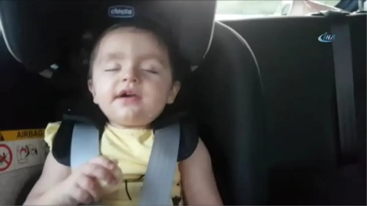 İnci Bebek Hem Uyuyor, Hem de Elma Yiyor