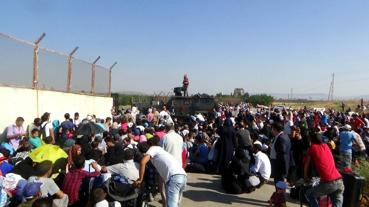 Suriyelilerin İzdihamını Komandolar Engelledi