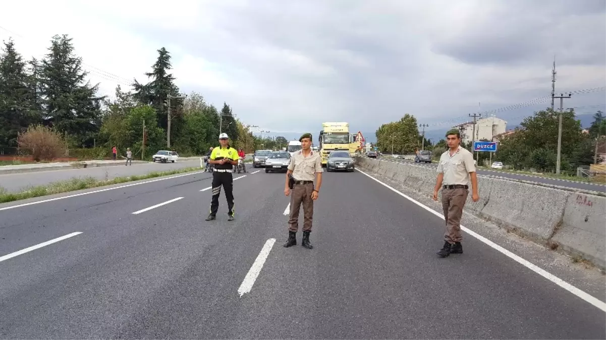 Tırın Lastikleri Alev Alev Yandı, D-100\'de Trafik Durdu