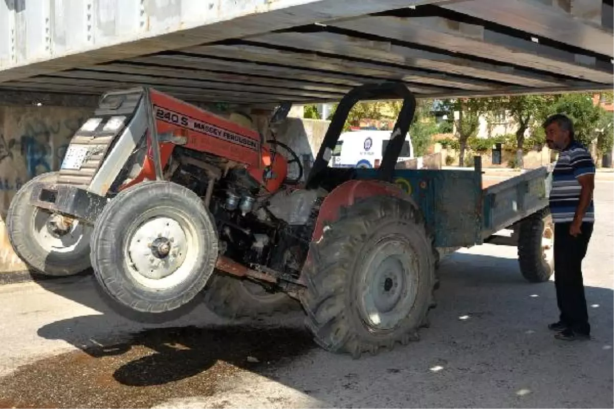 Traktör Köprünün Altına Sıkıştı