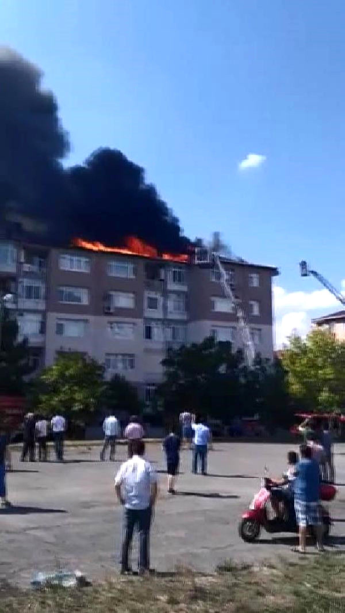 Tuzla\'da Korkutan Çatı Yangını