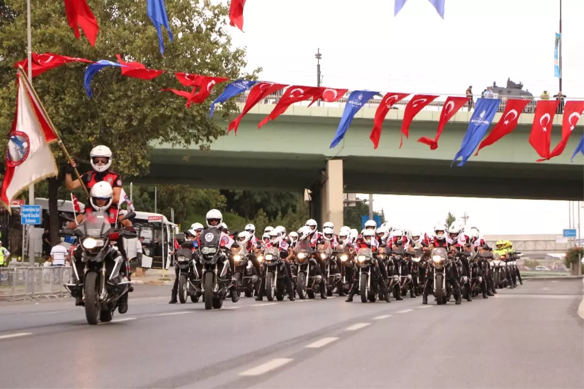 Vatan Caddesi\'nde 30 Ağustos Provası