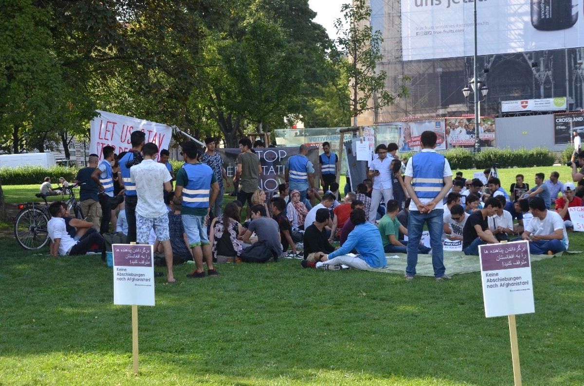 Viyana\'da Afganistanlı Sığınmacılardan Oturma Eylemi