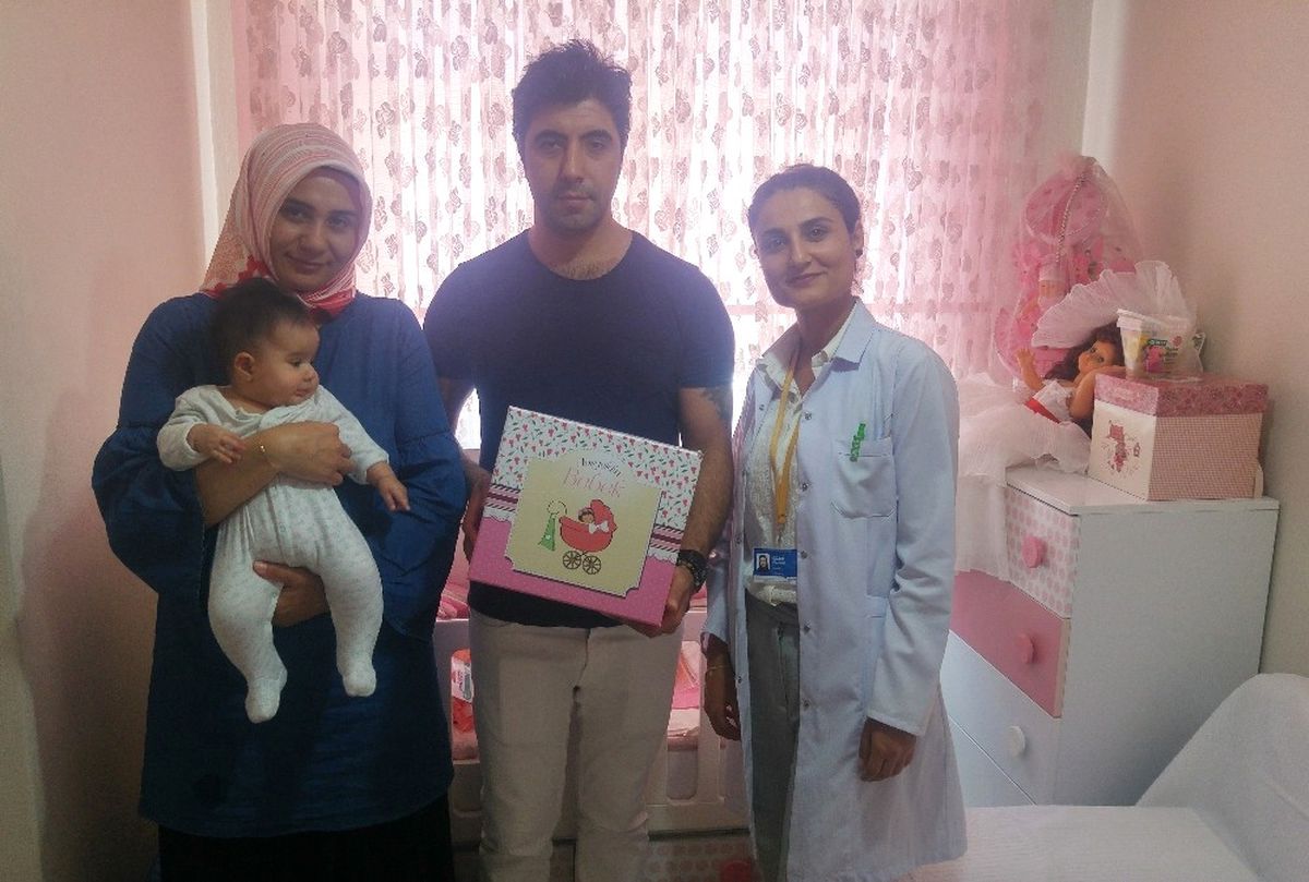 Zeytinburnu\'da Doğan Bebeklere "Hoş Geldin Bebek Seti" Hediyesi
