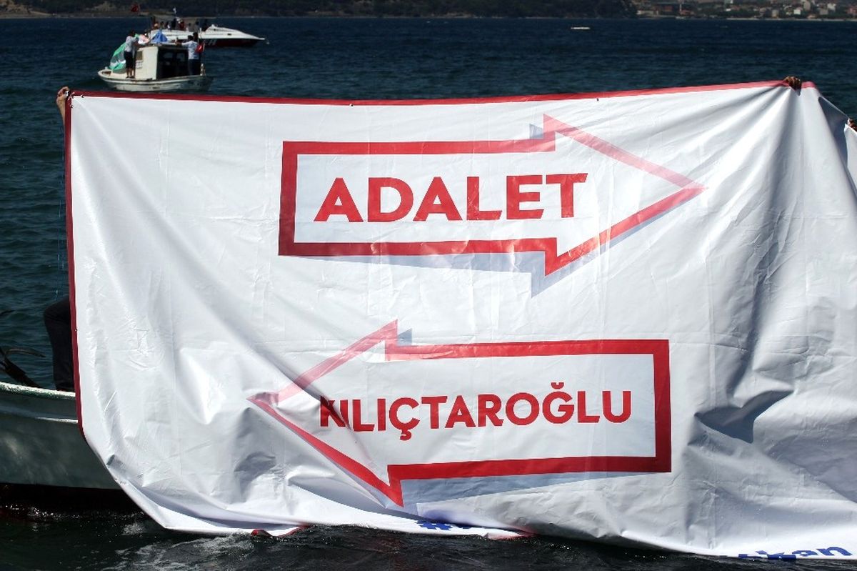 AK Parti\'den Alkol Rezaletine Pankartlı Tepki
