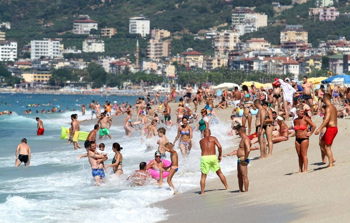 Alanya\'da Plajlar Tıklım Tıklım