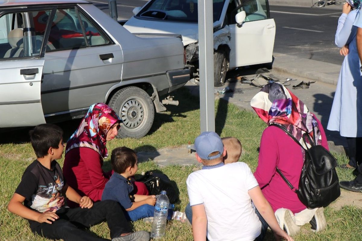 Araçlar Kaza Yaptı, Çocuklar Ağladı