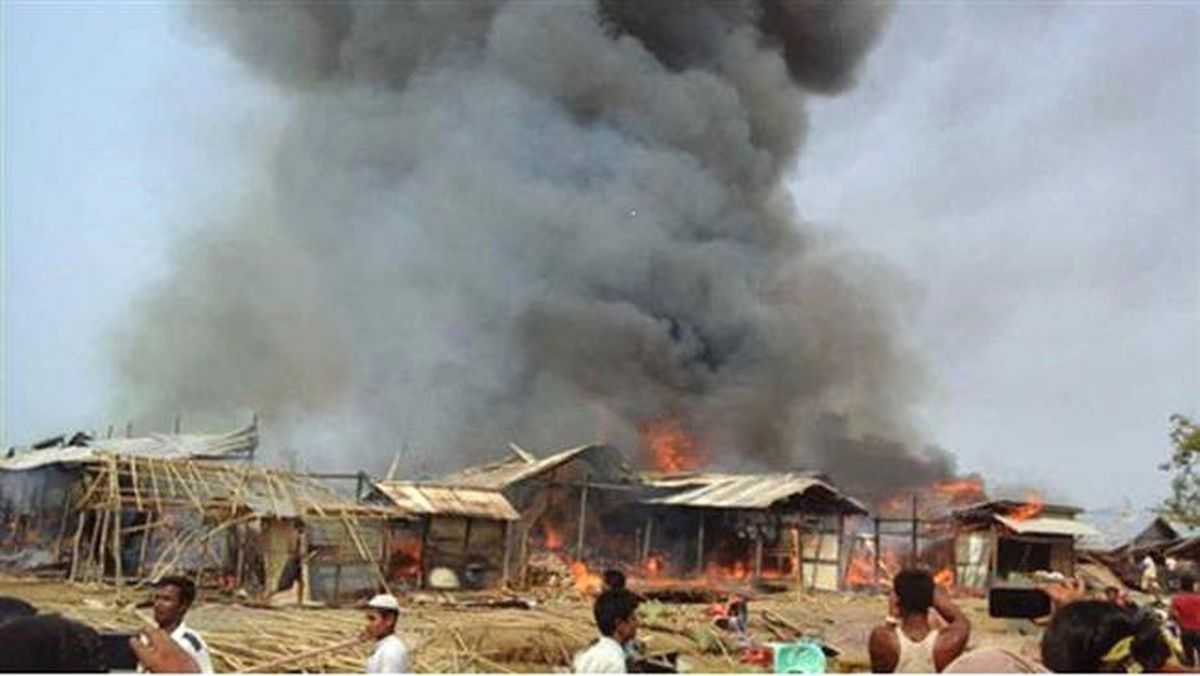 Arakan Müslümanlarının Evleri Ateşe Verildi