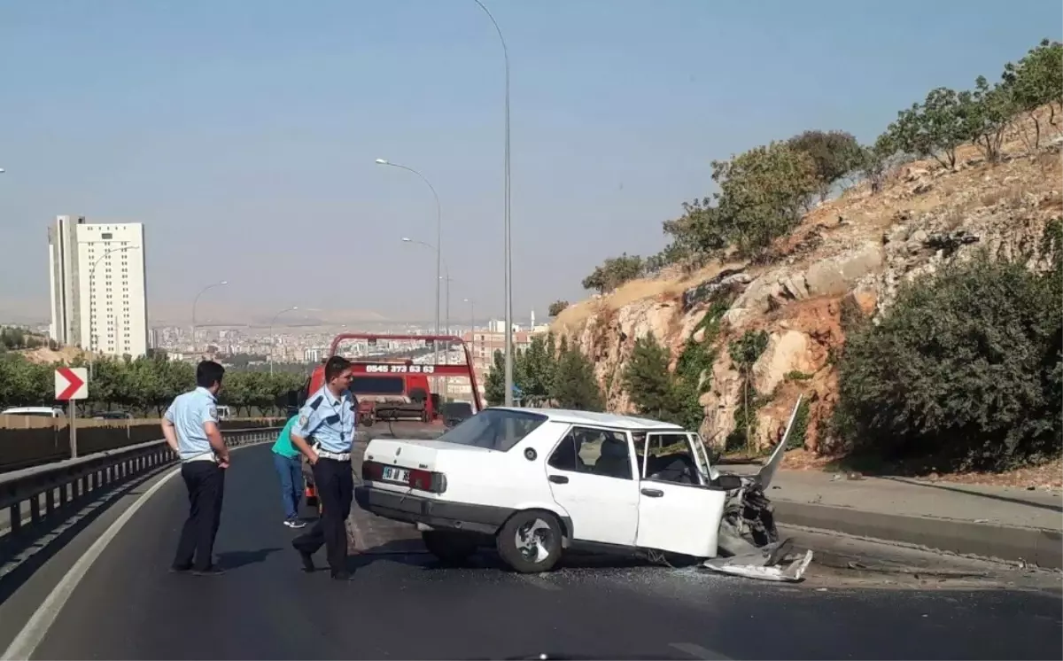 Bariyerlere Çarpan Otomobildeki Kişi Yaralandı