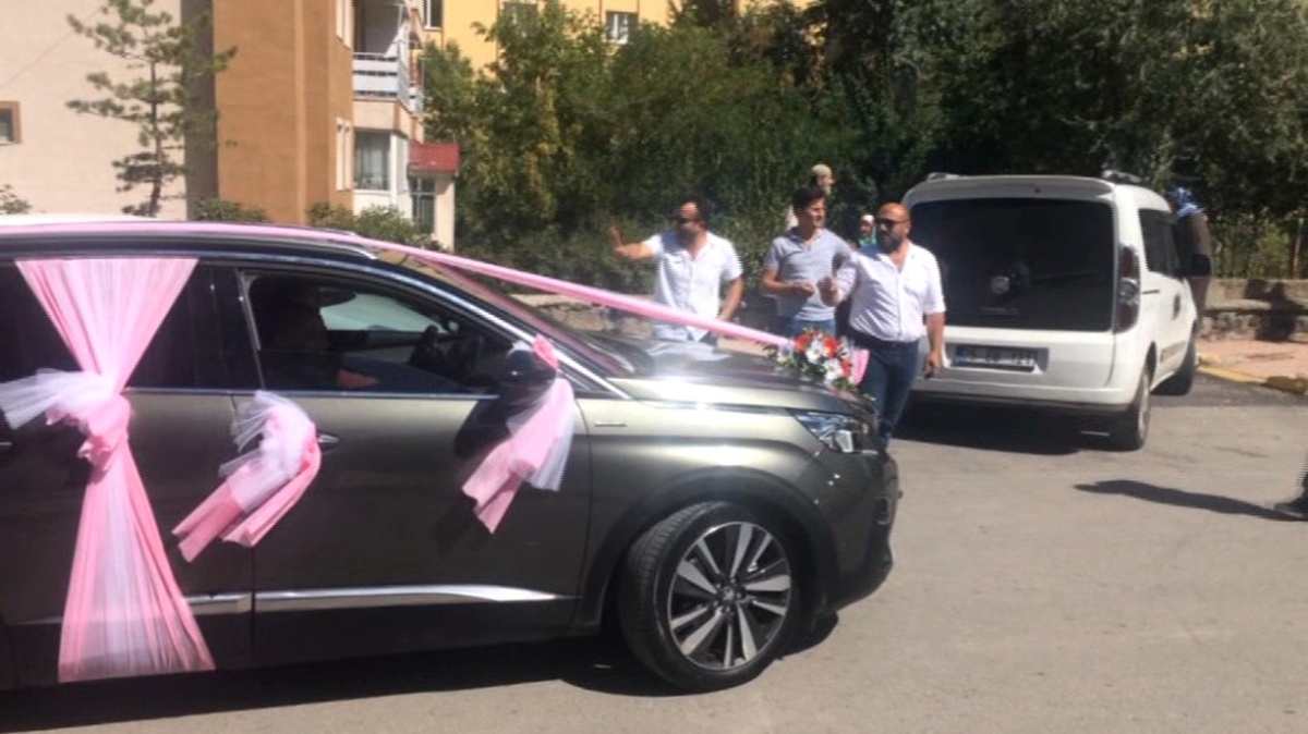 Erzurumlu Damat Gelinin Üzerine Karpuz İçerisinden Güller Savurdu, Güvercin Uçurdu