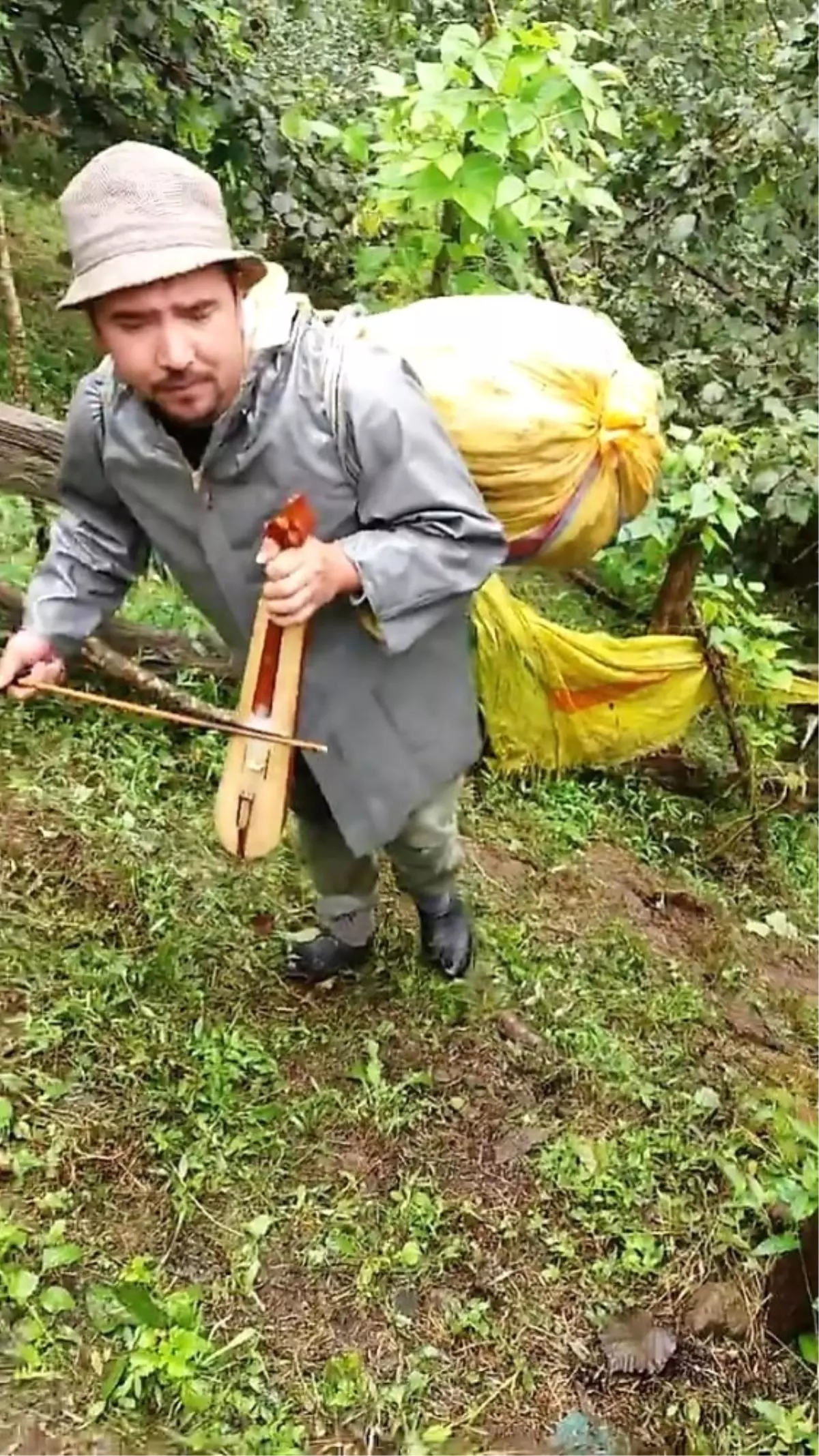 Fındık Fiyatına Tepkisini Kemençeli Manilerle Dile Getirdi