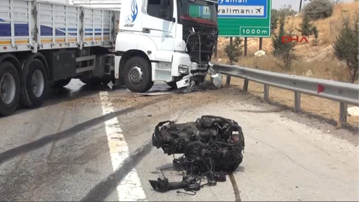Gaziantep\'te Otomobil ile Tır Çarpıştı: 1 Ölü, 1 Yaralı