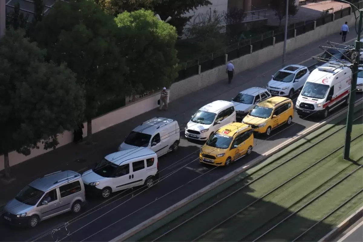 Hasta Taşıyan Ambulans, Bayram Trafiğine Yakalandı