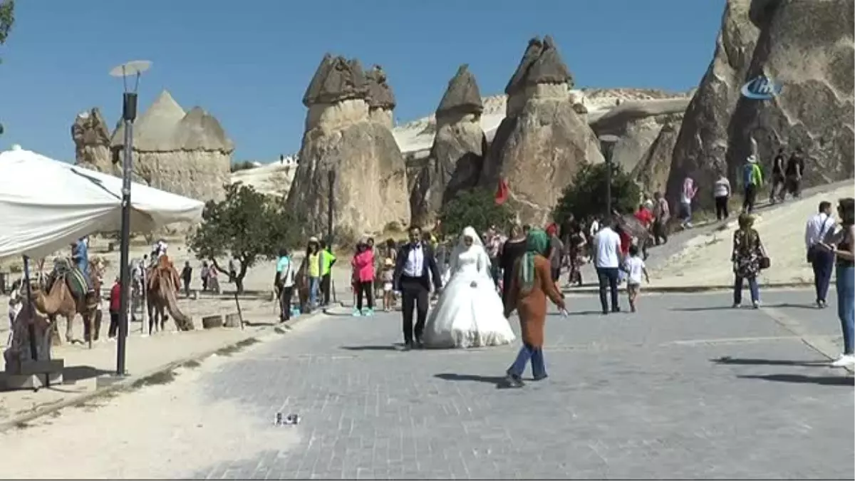 Hayallerindeki Fotoğraf İçin Evlendikten 2 Yıl Sonra Yeniden Gelinlik ve Damatlık Giydiler