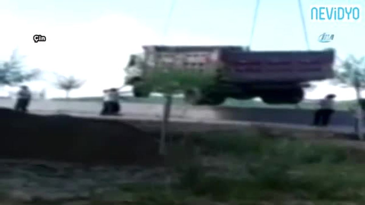 Kamyon İşçinin Üzerine Düştü