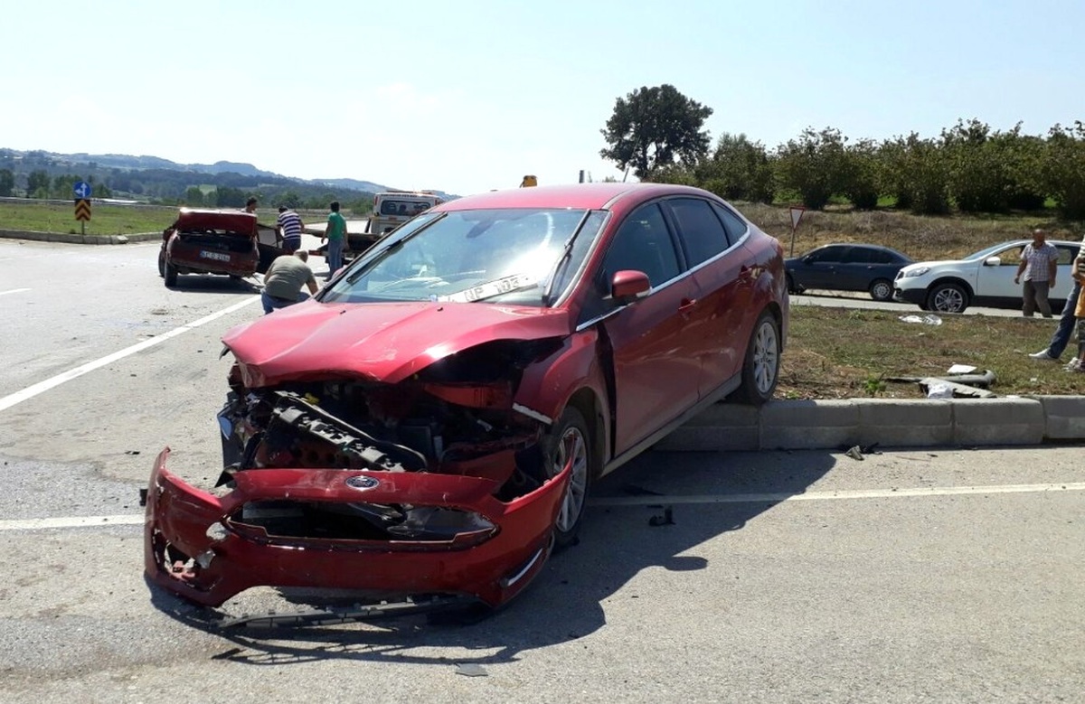 Kavşakta İki Otomobil Çarpıştı: 4 Yaralı