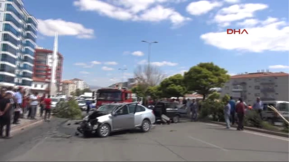Kırıkkale\'de 4 Aracın Karıştığı Zincirleme Kaza 5 Yaralı