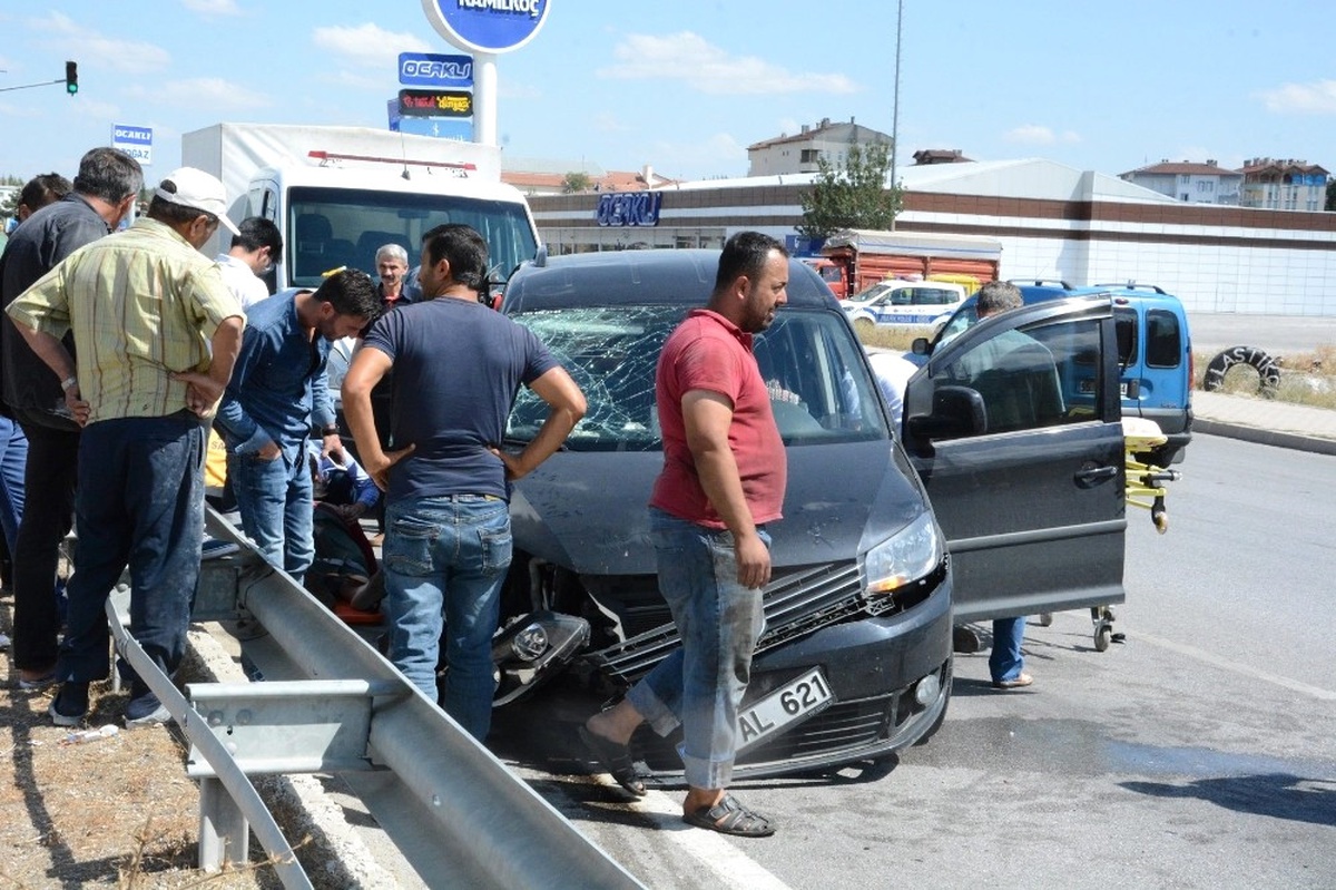 Lastiği Patlayan Kamyonet Kaza Yaptı: 4 Yaralı