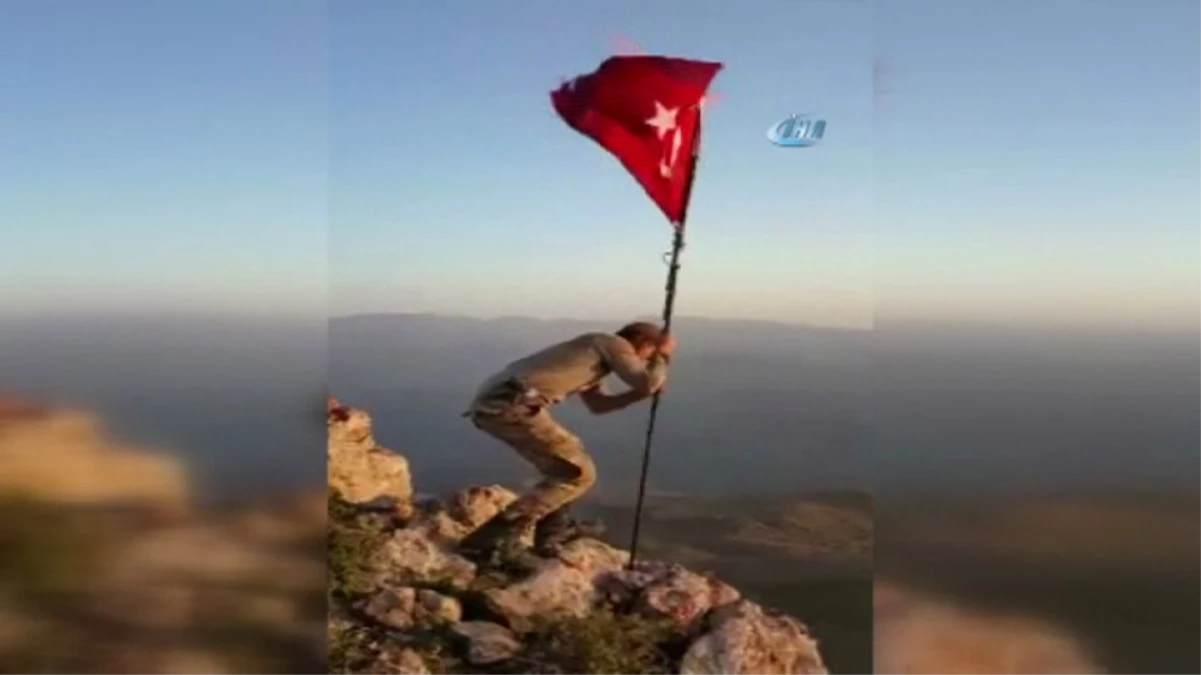 Mehmetçik, PKK\'nın \'Girilemez\' Dediği Yere Türk Bayrağı Çekti