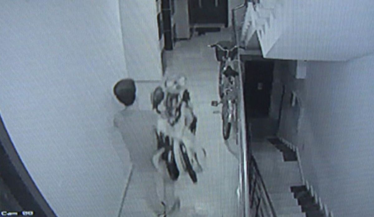 Önce Ayakkabıları Sonra Bebek Arabasını Çalan Şüpheli Kamerada
