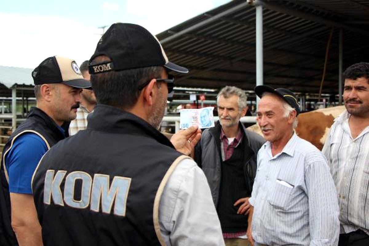 Polisten Hayvan Pazarı Esnafına Sahte Para Bilgilendirmesi