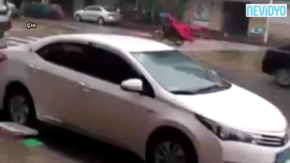 Reklam Tabelası Üstüne Düştü