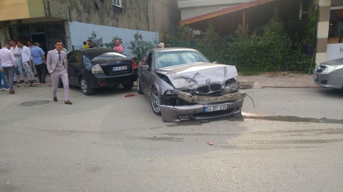 Sakarya\'da İki Otomobil Kafa Kafaya Çarpıştı