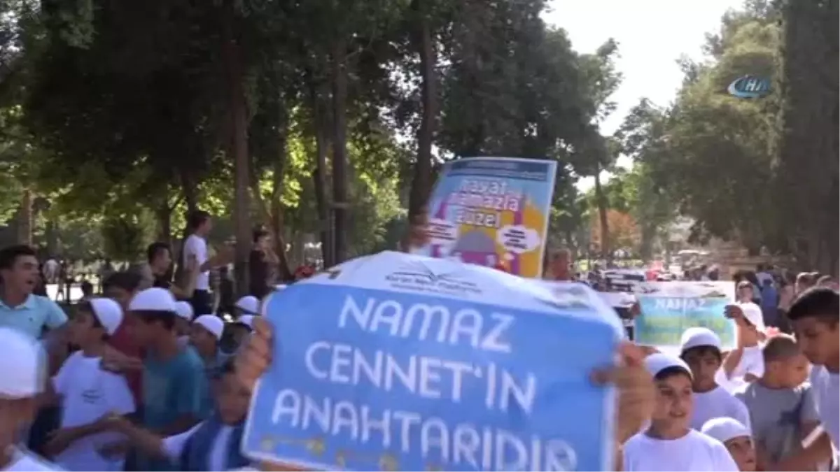 Şanlıurfa\'da Yüzlerce Çocuk Namaz İçin Yürüdü