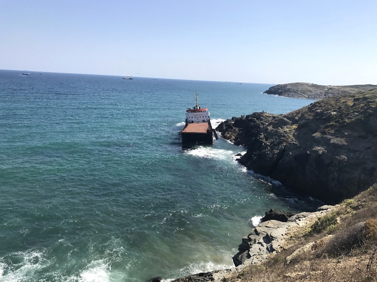 Sarıyer\'de İkiye Bölünen Geminin Ön Kısmı Battı