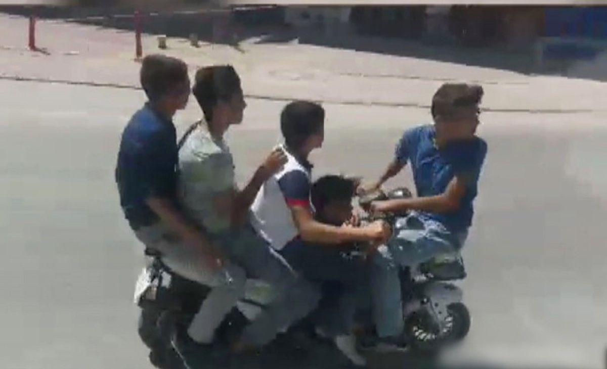 Şarjlı Bisiklete 5 Kişi Binip Ters Yönde Gittiler