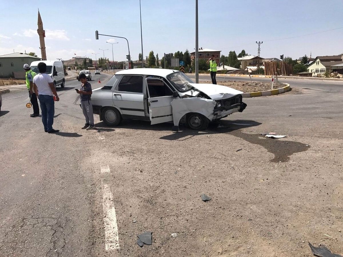 Sivas\'ta İki Otomobil Çarpıştı: 7 Yaralı