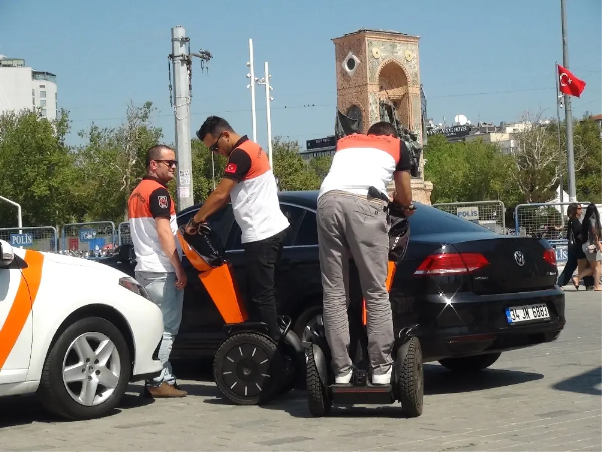 Taksim\'de Turizm Polisi Cincır ile Görevde