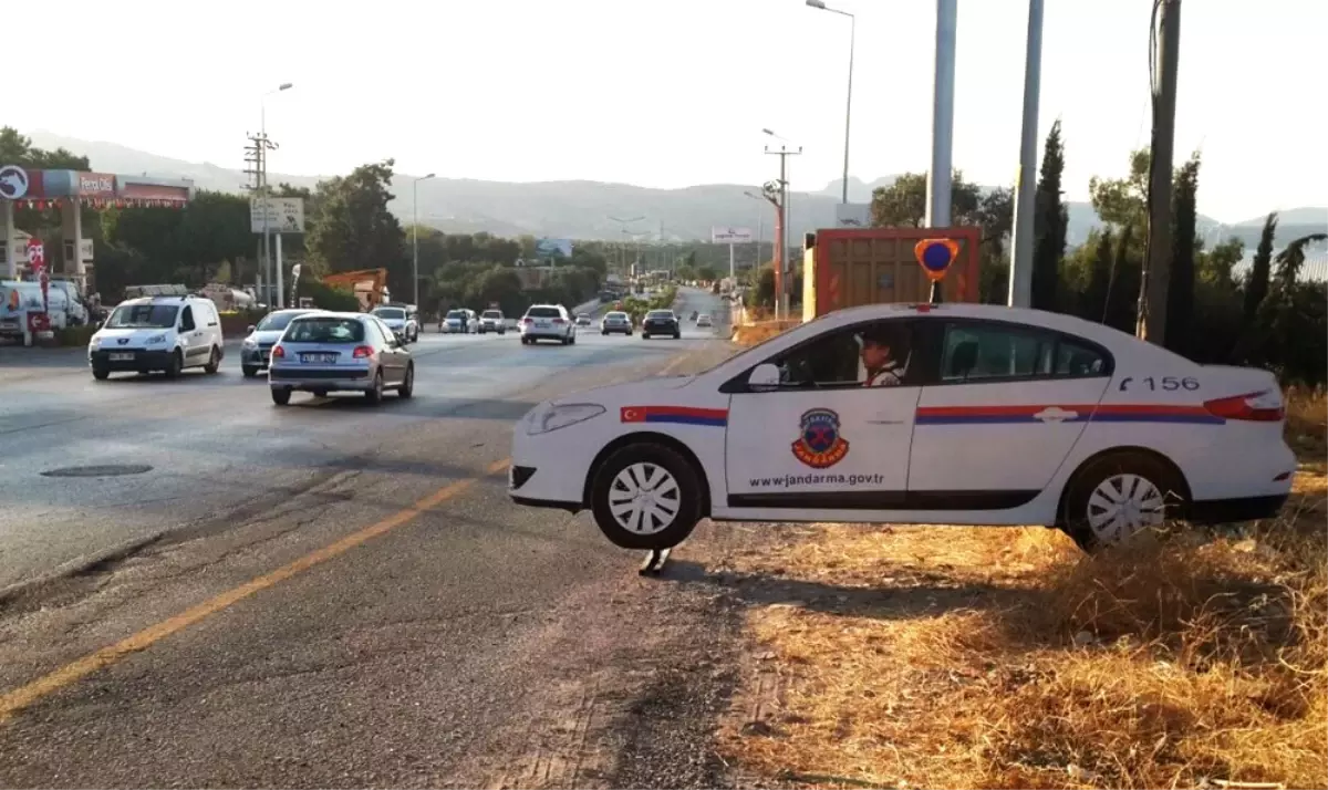 Tatilcileri Jandarma ve Polis Maketleri Karşılıyor