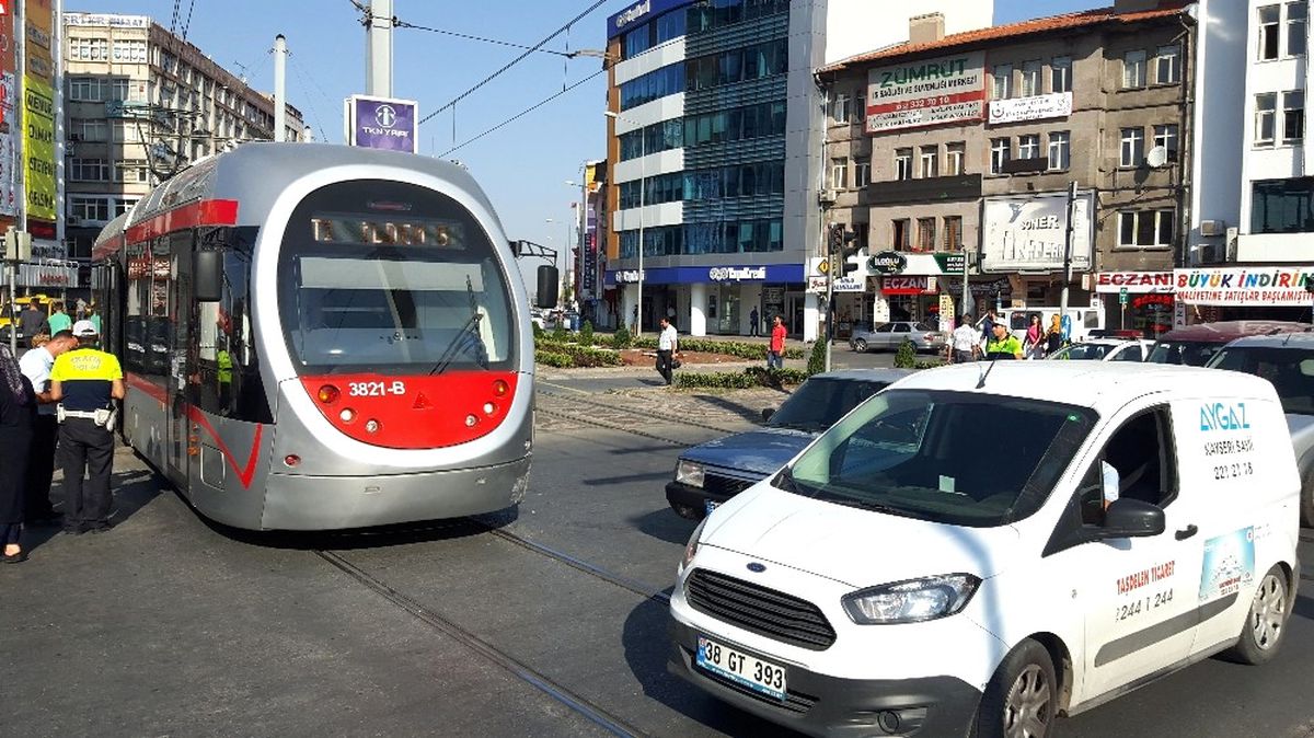 Tramvay Otomobile Çarptı, Trafik Aksadı
