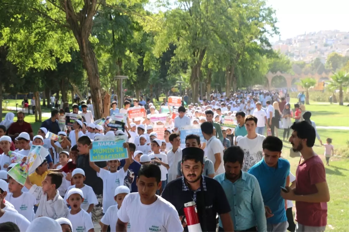 Yüzlerce Çocuk Namaz İçin Yürüdü