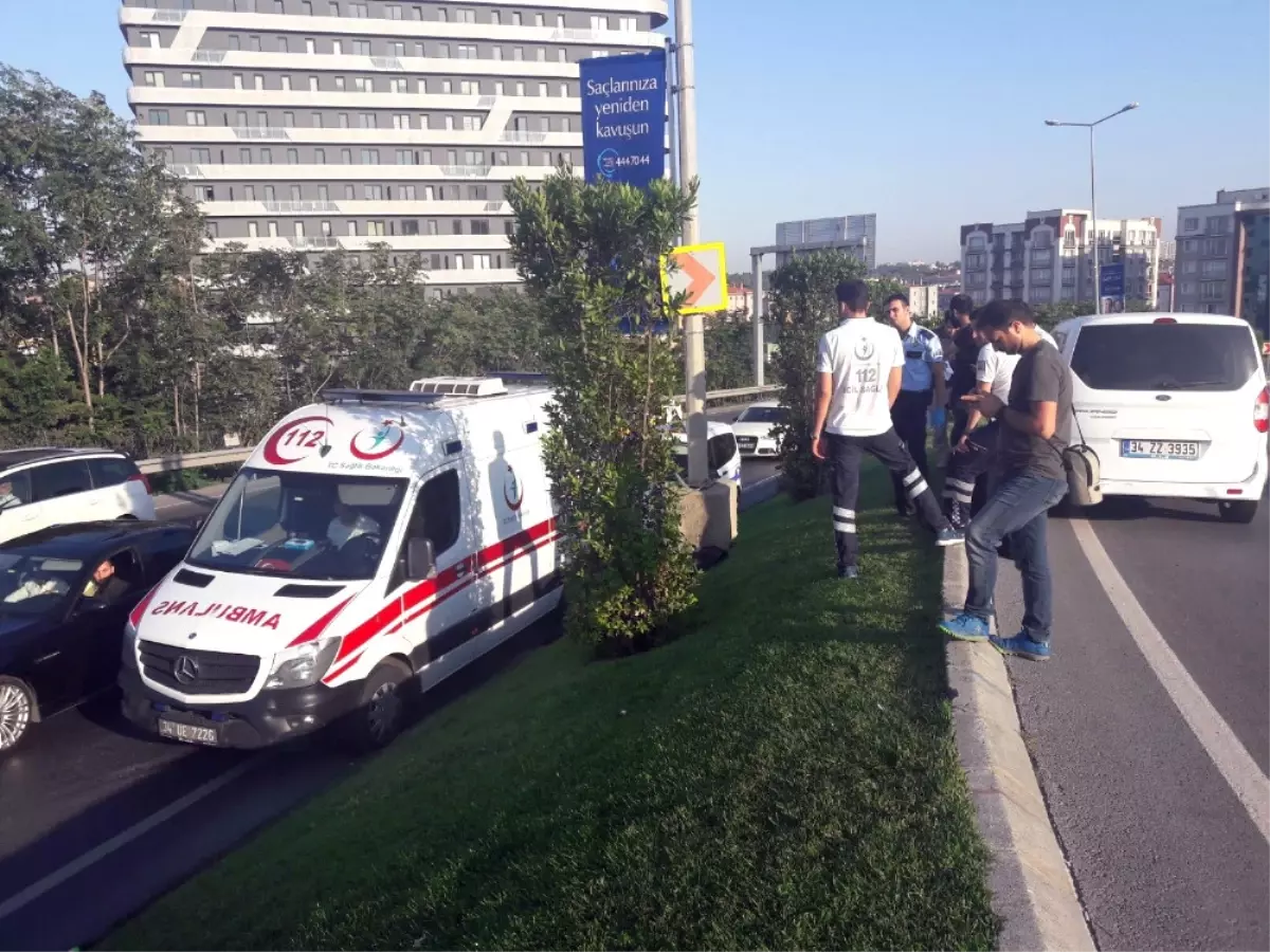 Zeytinburnu\'da Yol Kenarında Erkek Cesedi Bulundu