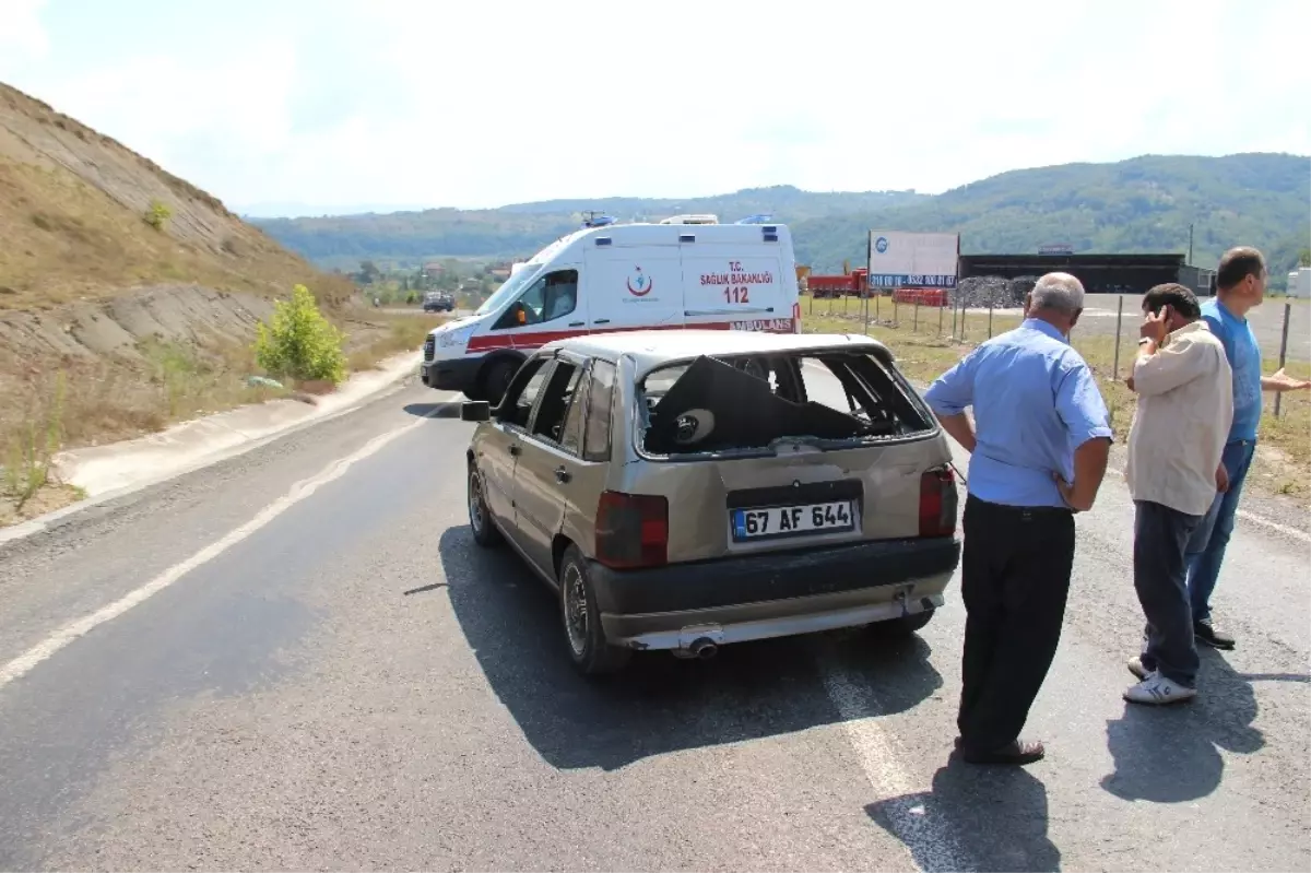 Zonguldak\'ta Minibüs Otomobile Çarptı: 2 Yaralı