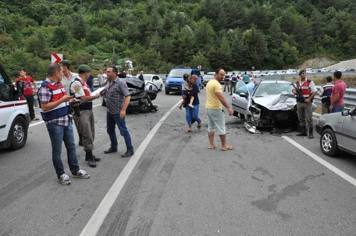 Amasra\'da İki Otomobil Çarpıştı: 6 Yaralı