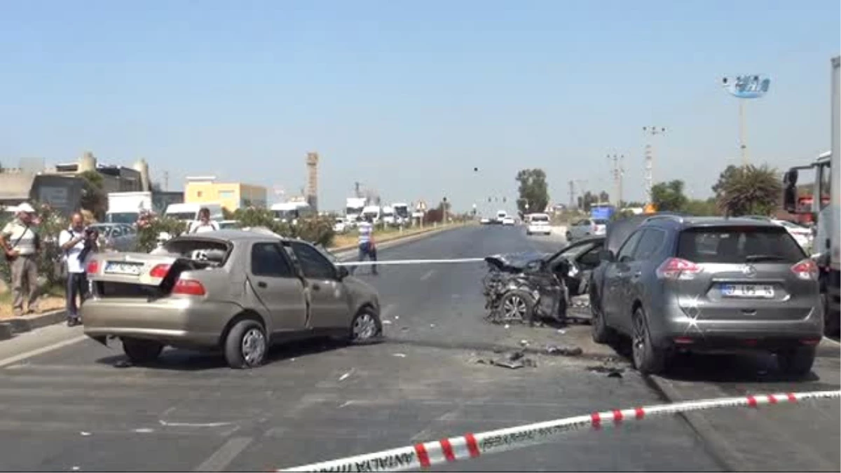 Antalya\'da Kontrolden Çıkan Otomobil Karşı Şeride Geçti: 1 Ölü, 1\'i Ağır 3 Yaralı