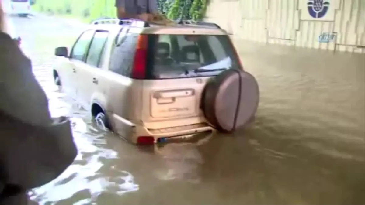 Araçlar Suda Mahsur Kaldı, Cip Halatla Çekildi