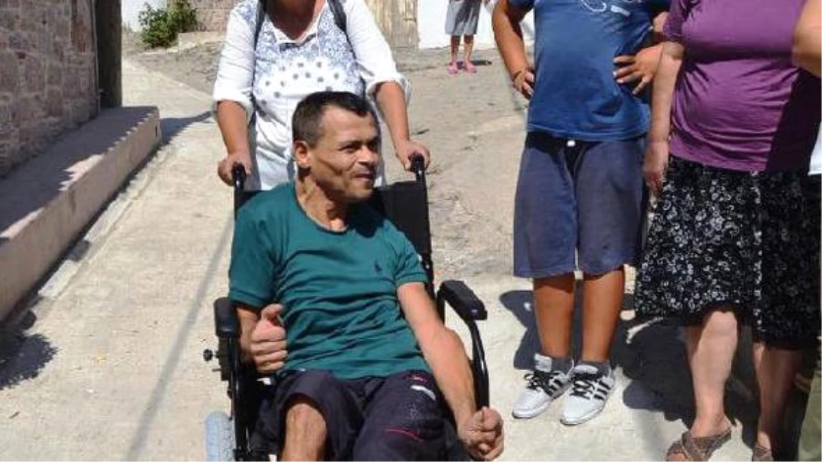 Ayvalık\'ta Engelliye Akülü Sandalye ve Bilgisayar Hediye Edildi