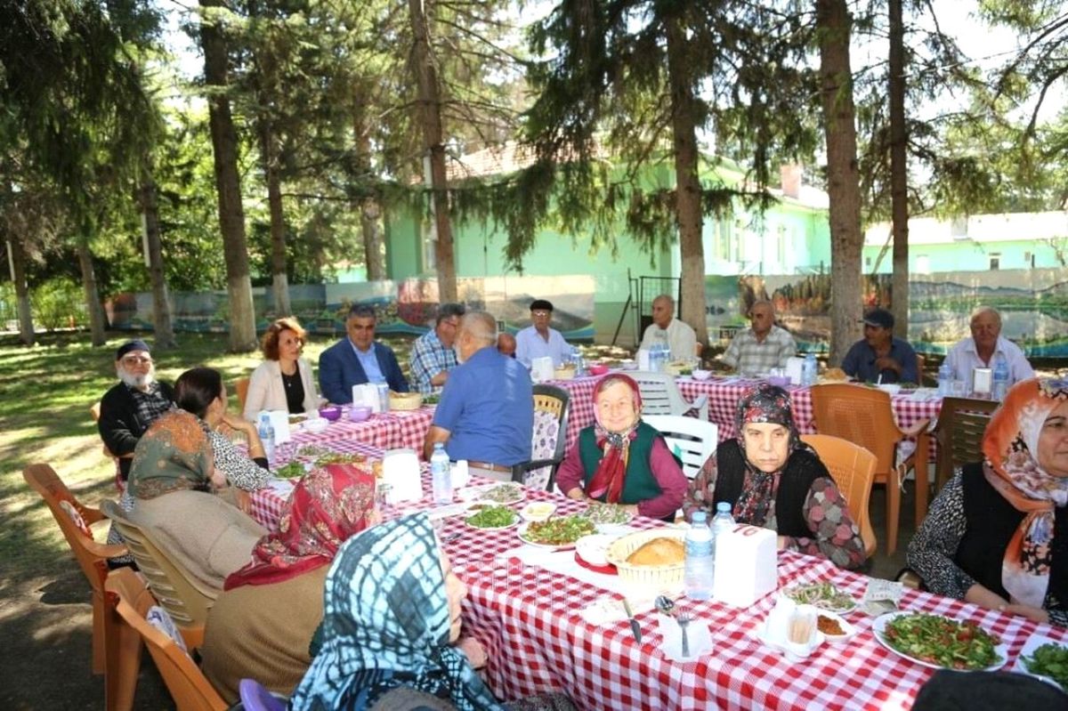 Başkan Özgüven, Huzurevi Sakinlerini Yemekte Buluşturdu