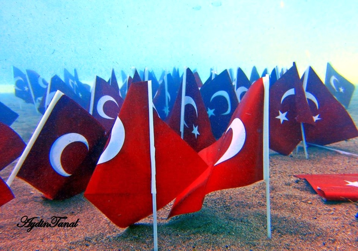 Denizin 30 Metre Altında, 30 Ağustos Kutlaması