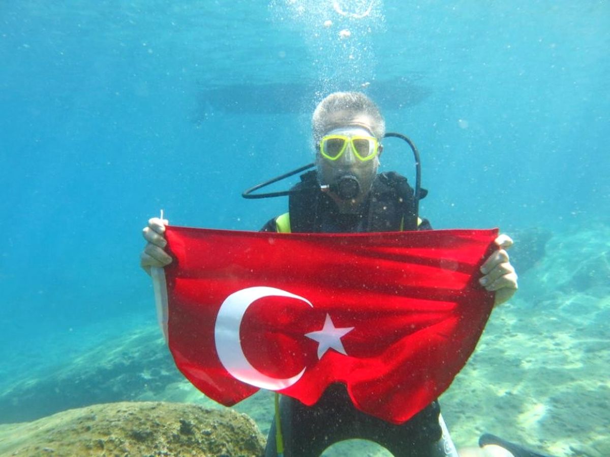 Denizin Altında 30 Ağustos Kutlaması