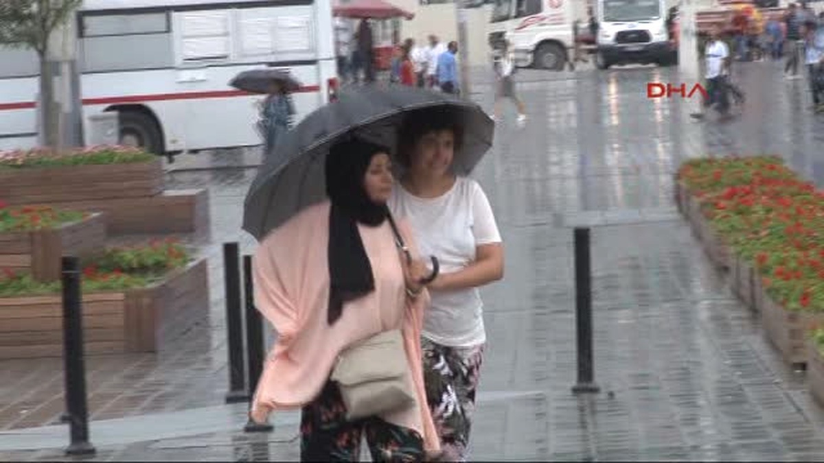 Dha İstanbul - (Geniş Haber) Taksim Meydanı\'nda Kuvvetli Yağış