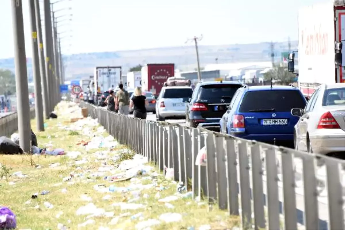 Dha Yurt - Sınır Kapılarından 24 Saatte 10 Bin Araçla 40 Bin Kişi Çıkış Yaptı, Geriye Çöpleri Kaldı